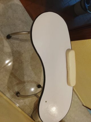 Mesa de uñas plegable beige y blanca