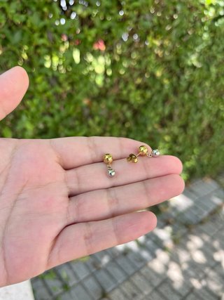 pendientes dorados y plateados