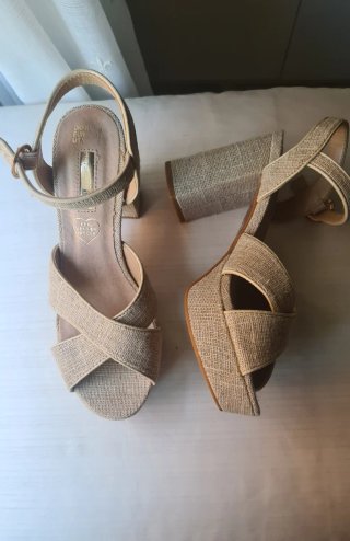 Sandalias tacón beige/doradas Talla 36