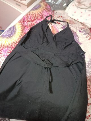 Vestido de verano negro con escote halter