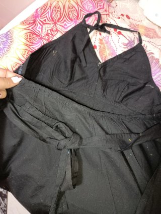 Vestido de verano negro con escote halter
