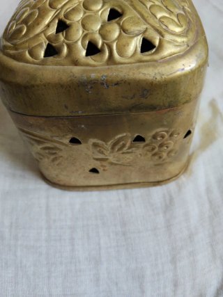 Antigua cajita joyero de latón con tapa labrada