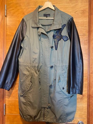 Parka verde con mangas negras