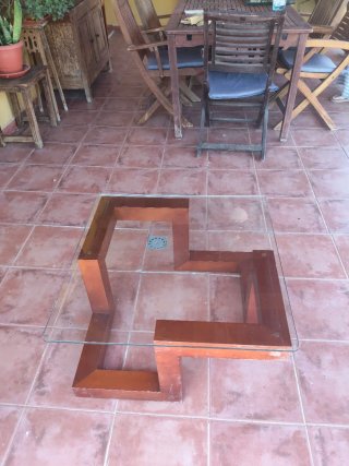 Mesa de centro diseño madera y cristal.