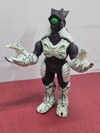 Lote 2 Figuras Bandai Ultraman Monster Series