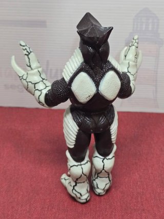 Lote 2 Figuras Bandai Ultraman Monster Series