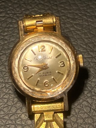 Reloj de pulsera dorado para mujer