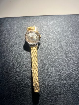 Reloj de pulsera dorado para mujer