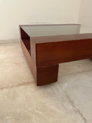 Mesa madera y cristal con las esquinas cajones