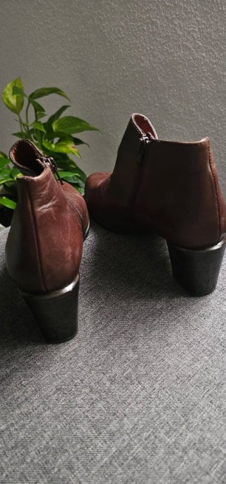 Botines de cuero marrones