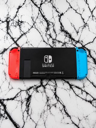 Nintendo Switch + Nintendo Charger + Joy-Con Grip
