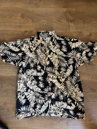 Camisa Hombre Estampada Hojas beige y negra