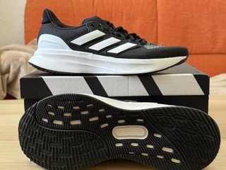 Zapatillas Adidas Negras y Blancas
