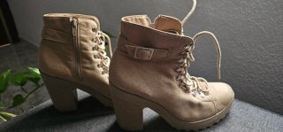 Botines Beige con Cordones y Tacón