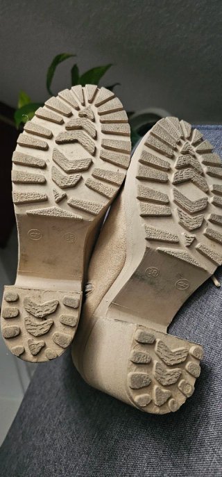 Botines Beige con Cordones y Tacón