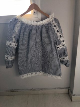 Blusa de rayas con encaje