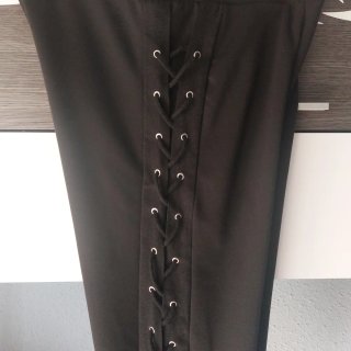 Leggings negros con cordones.