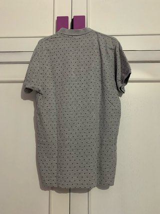Polo gris con estampado