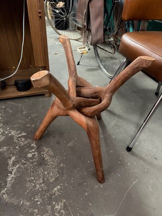 Mesa de madera africana tallada
