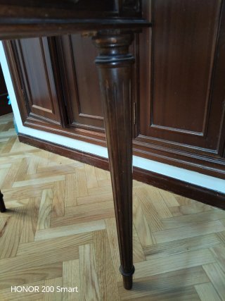 Mesa de despacho antigua de madera y cristal