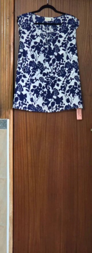 Blusa azul marino y blanca estampada