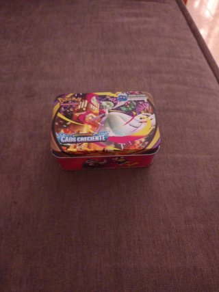 Álbum de Cartas Pokémon  y una caja de regalo