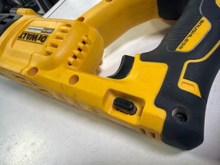 Taladro percutor Dewalt DCH133 18V