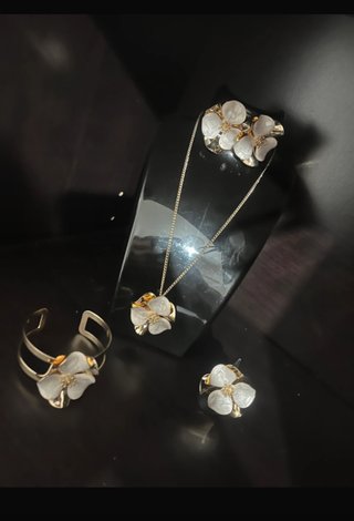 Conjunto de joyería flor oro y blanco