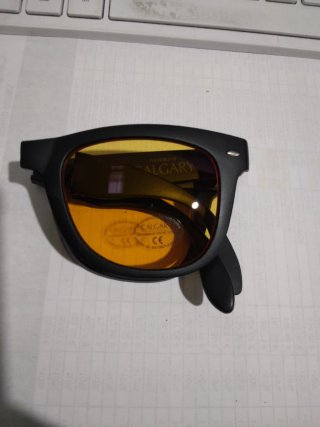 Gafas de sol negras y amarillas