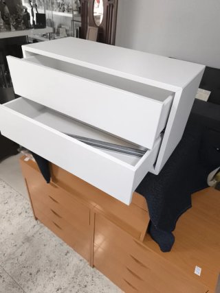 Mesa de noche blanca y marrón