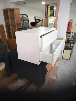 Mesa de noche blanca y marrón