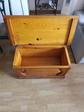 Baúl madera estilo provenzal y perchero