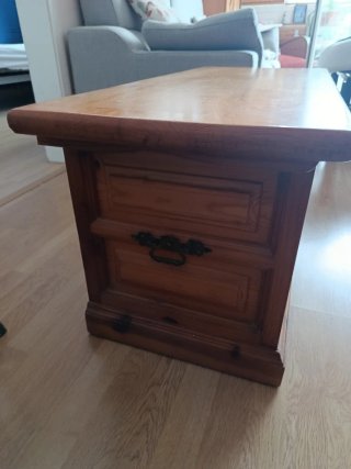 Baúl madera estilo provenzal y perchero