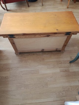Baúl madera estilo provenzal y perchero