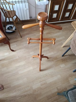 Baúl madera estilo provenzal y perchero