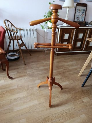 Baúl madera estilo provenzal y perchero