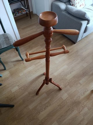 Baúl madera estilo provenzal y perchero