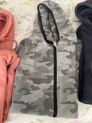 Cuatro sudaderas con cremallera y sin cremallera
