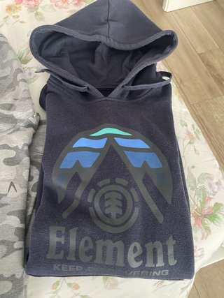 Cuatro sudaderas con cremallera y sin cremallera