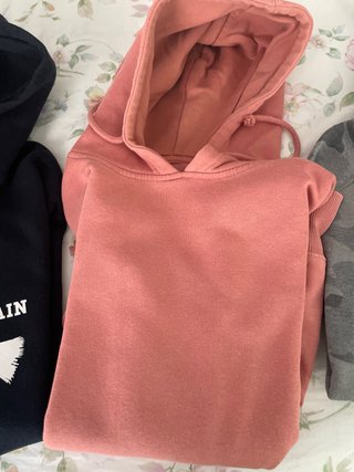 Cuatro sudaderas con cremallera y sin cremallera