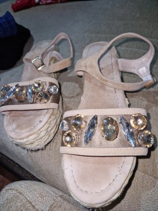 Sandalias Alma en Pena Beige y Doradas