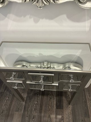 Mueble recibidor madera y cristal plateado