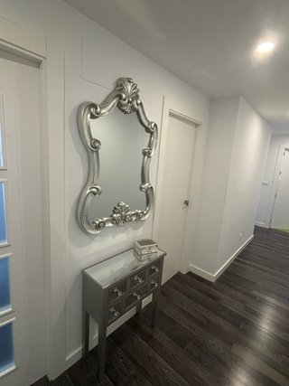 Mueble recibidor madera y cristal plateado