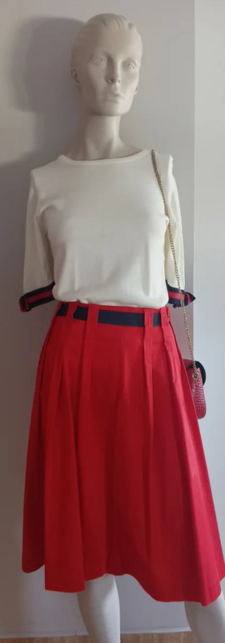 Falda roja plisada