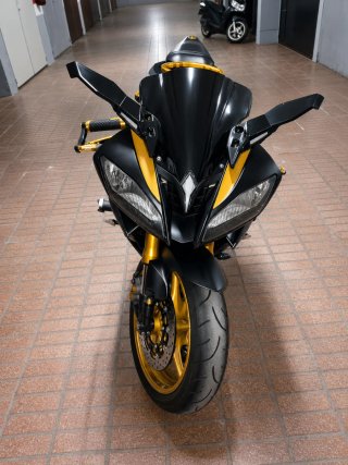 Yamaha R6 Negra y Dorada