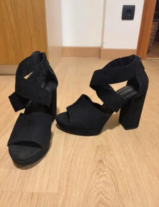 Sandalias tacón Pull&Bear negras