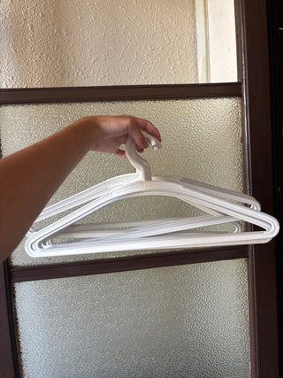 Perchas de plástico blancas