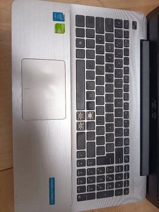 Portátil ASUS modelo F555LD en color plata y negro