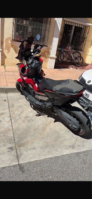 Honda X-ADV 750 Roja