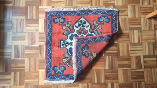 Alfombra de lana con diseño.